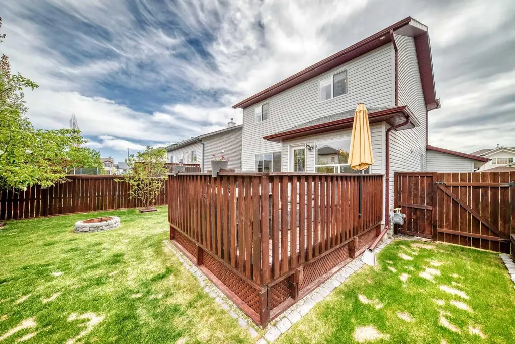 208 Stonegate Crescent NW Airdrie AB T4B 2V3