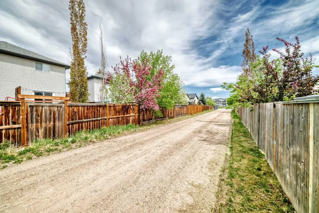208 Stonegate Crescent NW Airdrie AB T4B 2V3
