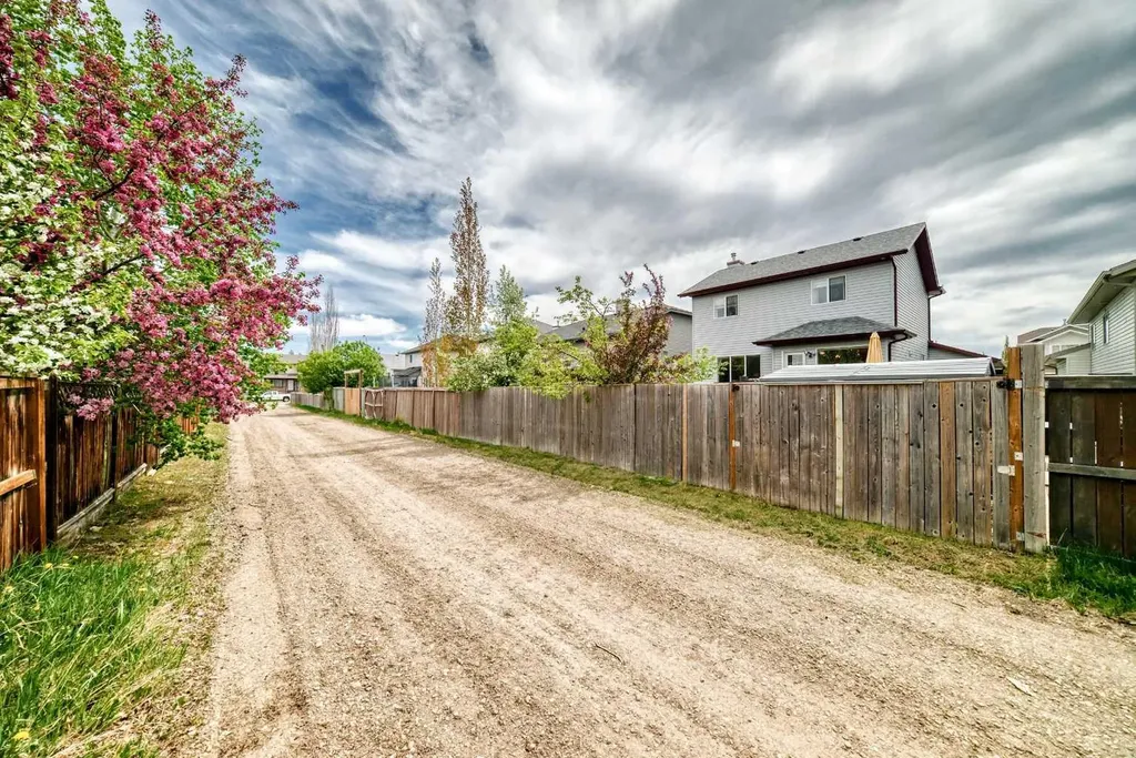 208 Stonegate Crescent NW Airdrie AB T4B 2V3