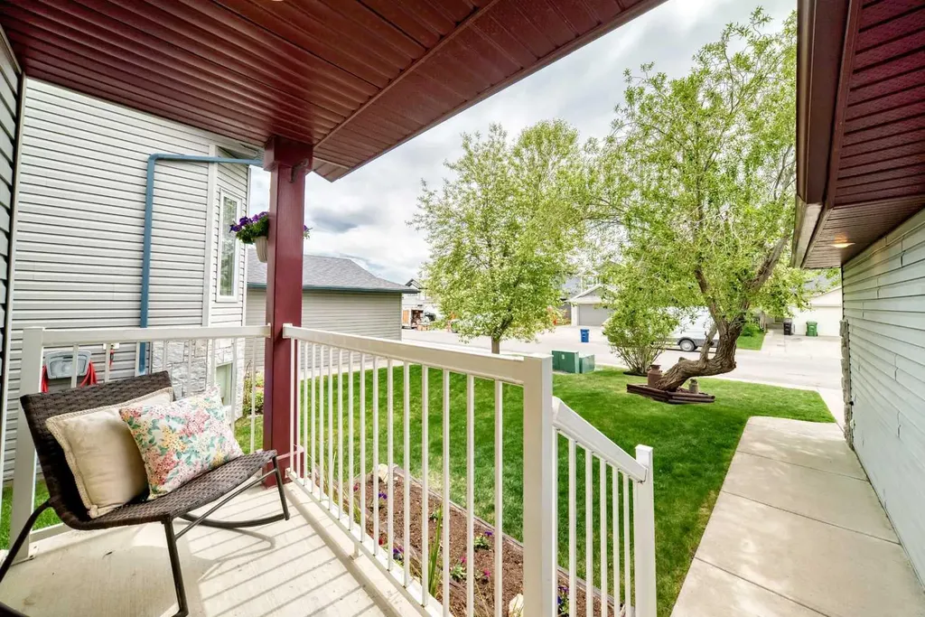 208 Stonegate Crescent NW Airdrie AB T4B 2V3