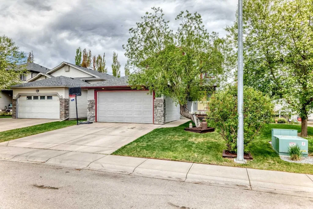 208 Stonegate Crescent NW Airdrie AB T4B 2V3