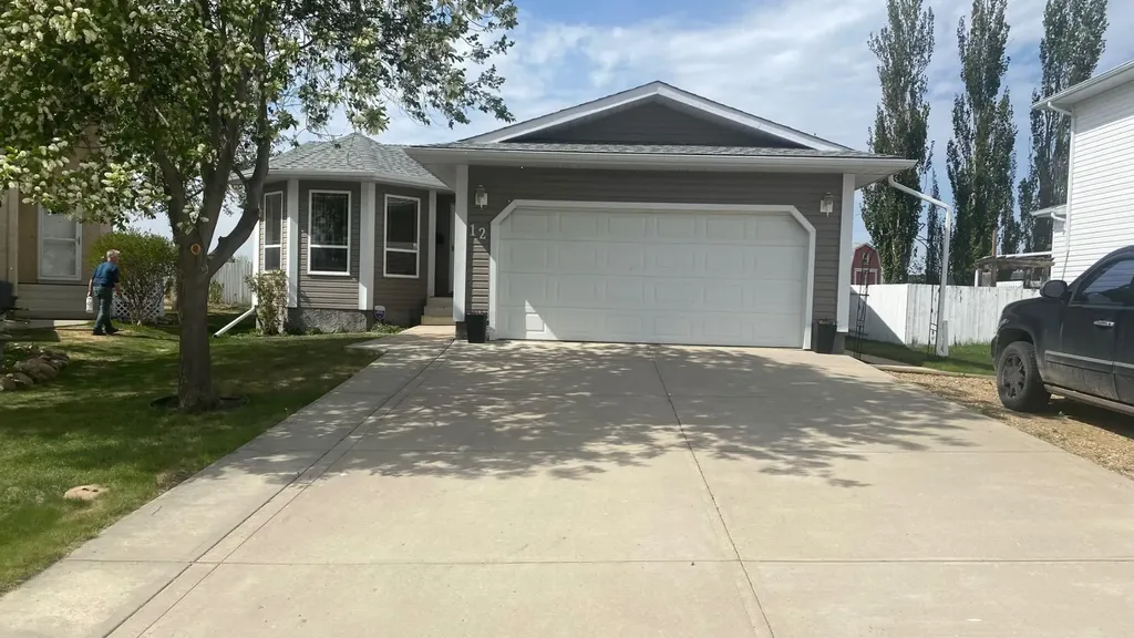 12 Clearwater Crescent Wetaskiwin AB T0A 2C1