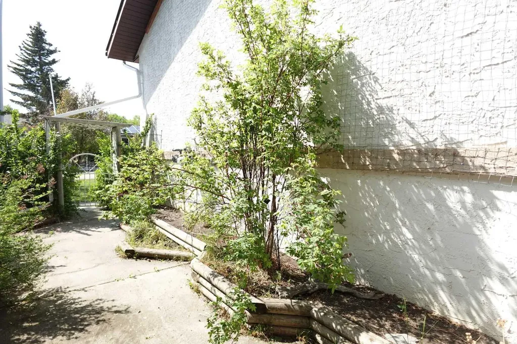 1009 1 Street NE Sundre AB T0M 1X0