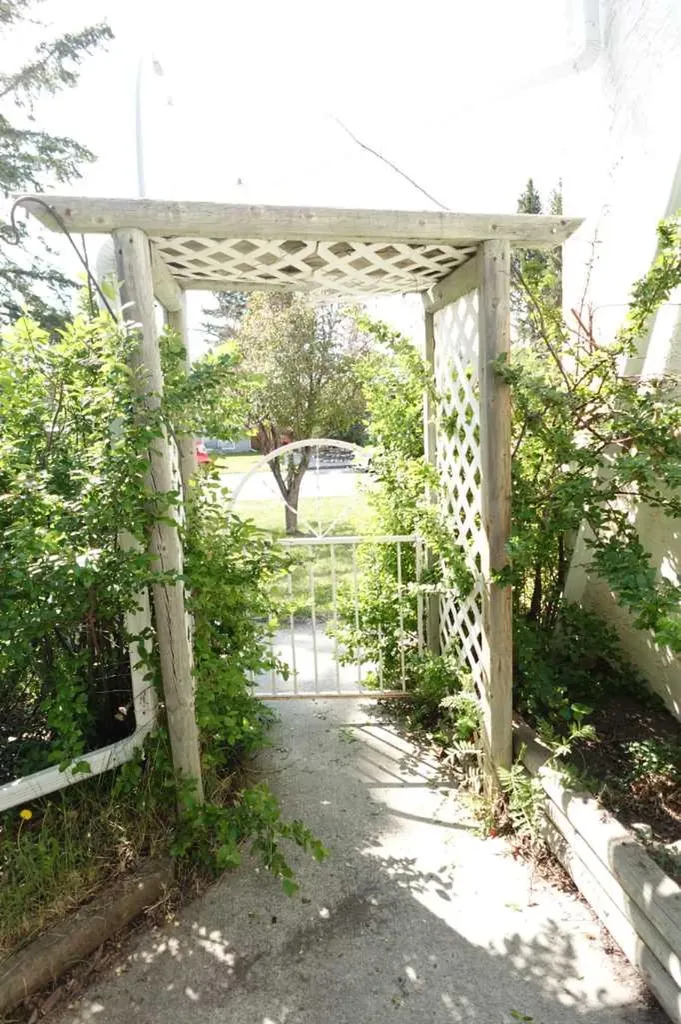 1009 1 Street NE Sundre AB T0M 1X0
