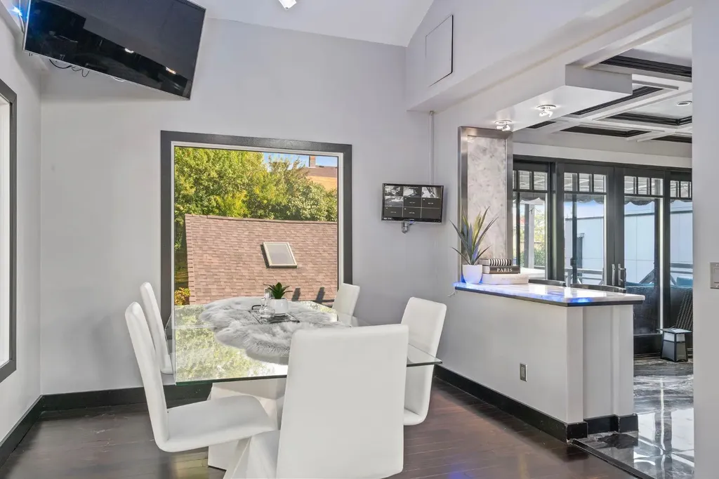 618 10 Street NE Calgary AB T2E 4M9