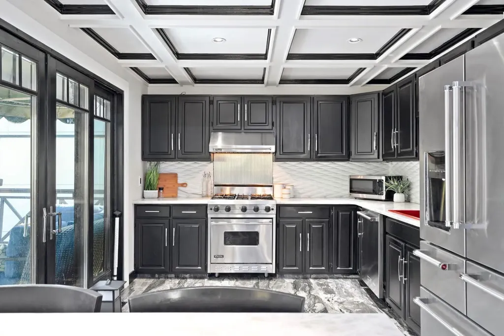618 10 Street NE Calgary AB T2E 4M9
