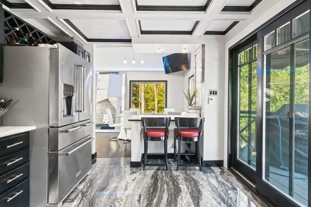 618 10 Street NE Calgary AB T2E 4M9