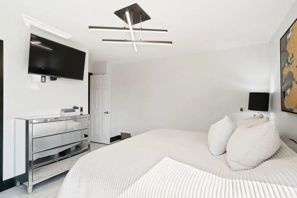 618 10 Street NE Calgary AB T2E 4M9