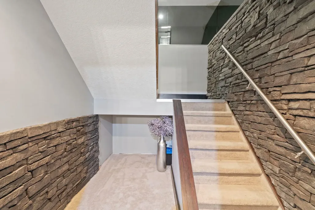 618 10 Street NE Calgary AB T2E 4M9