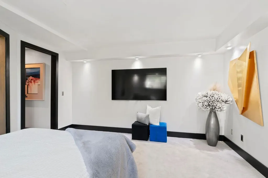 618 10 Street NE Calgary AB T2E 4M9