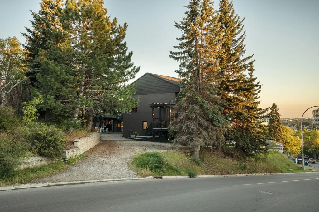 618 10 Street NE Calgary AB T2E 4M9