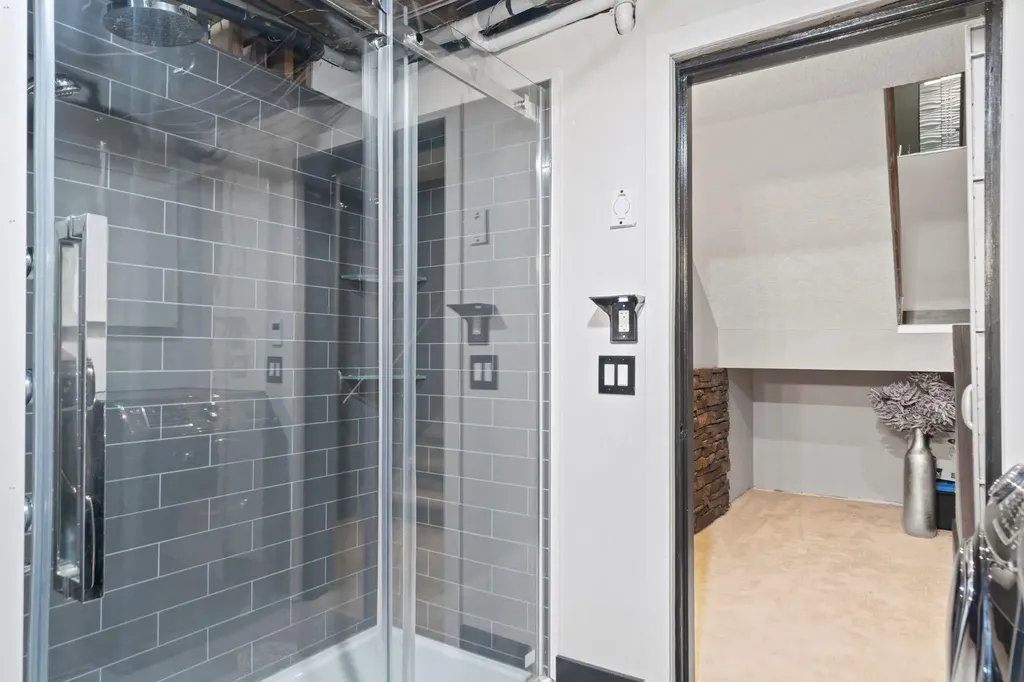 618 10 Street NE Calgary AB T2E 4M9