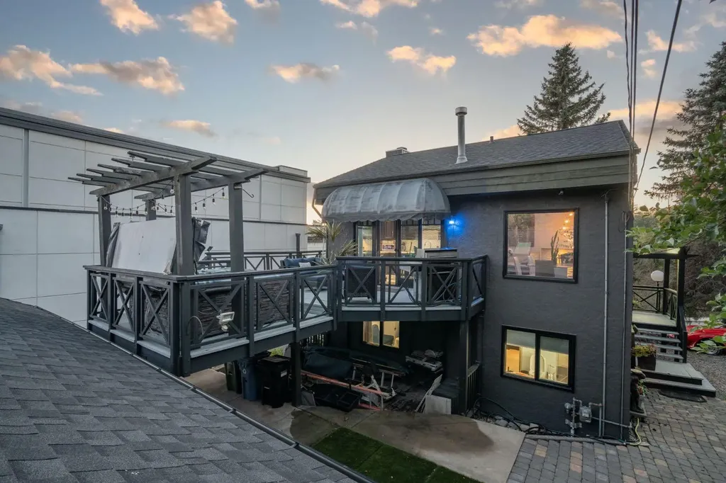 618 10 Street NE Calgary AB T2E 4M9