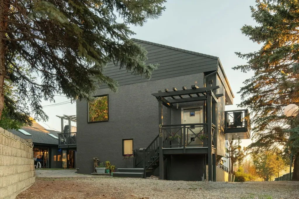 618 10 Street NE Calgary AB T2E 4M9