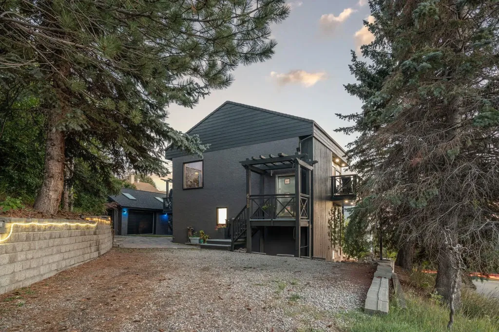 618 10 Street NE Calgary AB T2E 4M9