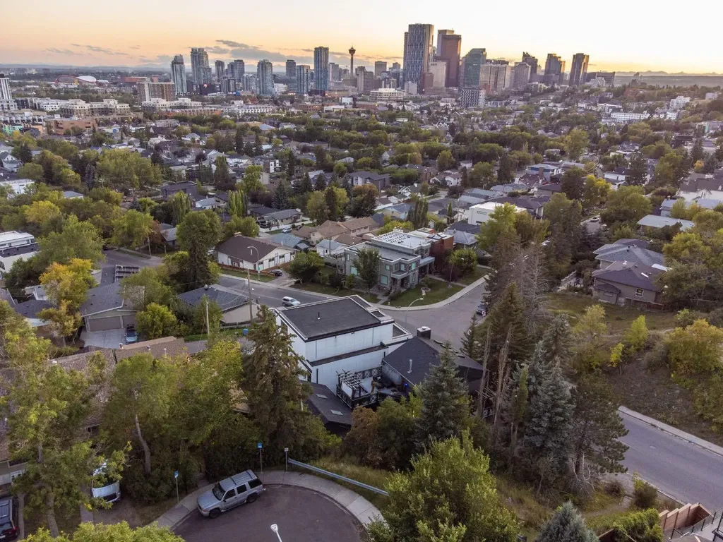 618 10 Street NE Calgary AB T2E 4M9