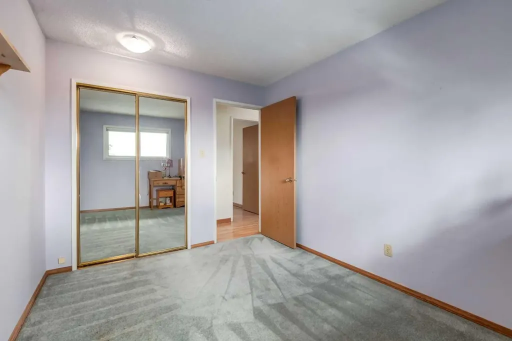 103 Cantrell Place SW Calgary AB T2W1X2