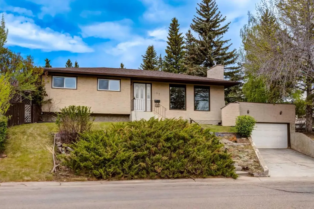 103 Cantrell Place SW Calgary AB T2W1X2
