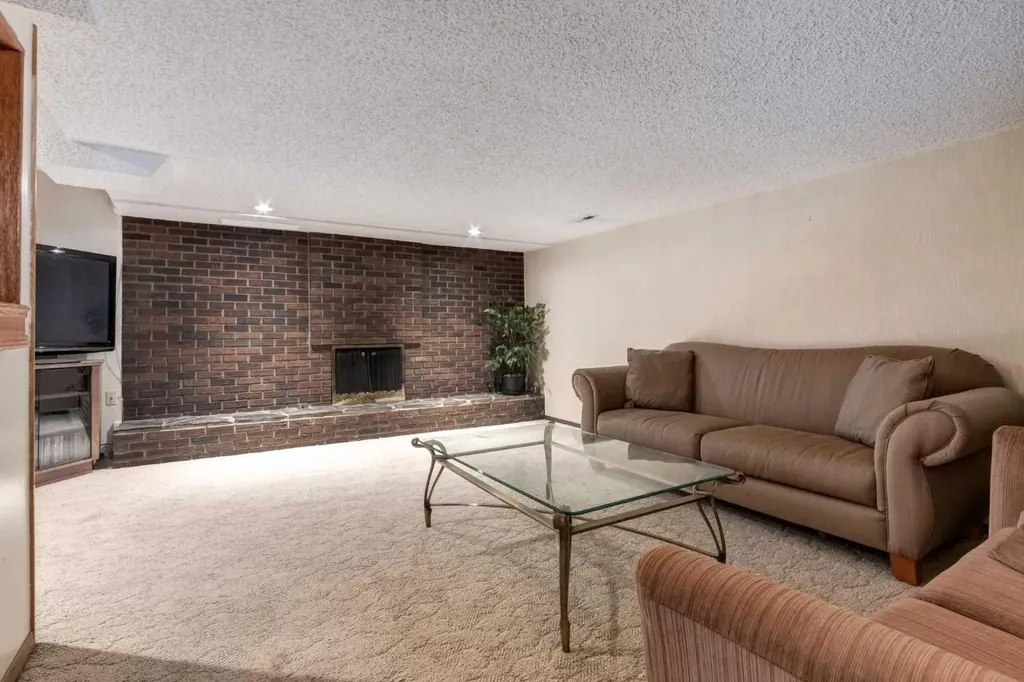 103 Cantrell Place SW Calgary AB T2W1X2