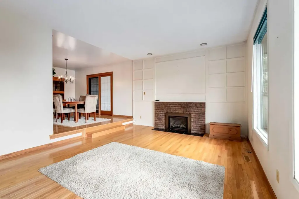 103 Cantrell Place SW Calgary AB T2W1X2
