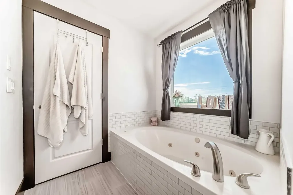 37 Lakeside Greens Close Chestermere AB T1X 1C2