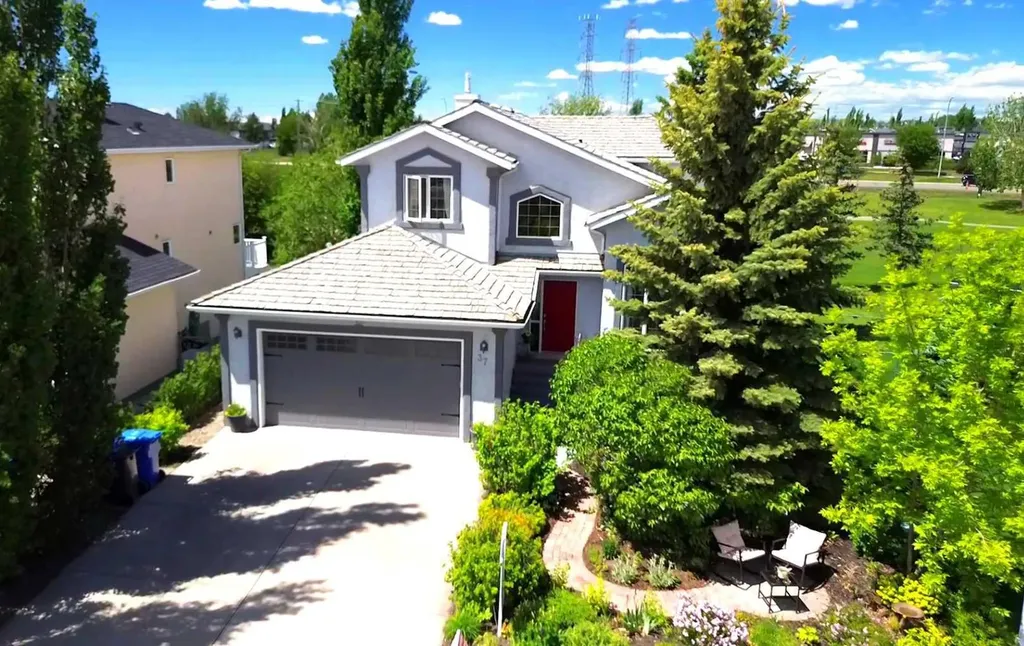 37 Lakeside Greens Close Chestermere AB T1X 1C2