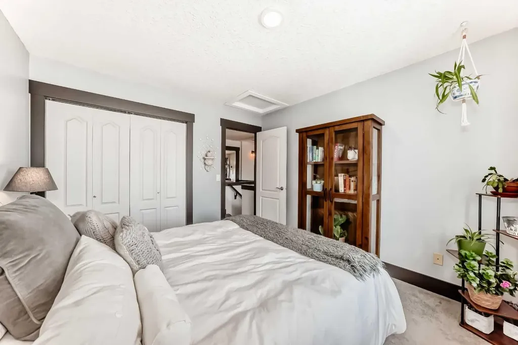 37 Lakeside Greens Close Chestermere AB T1X 1C2