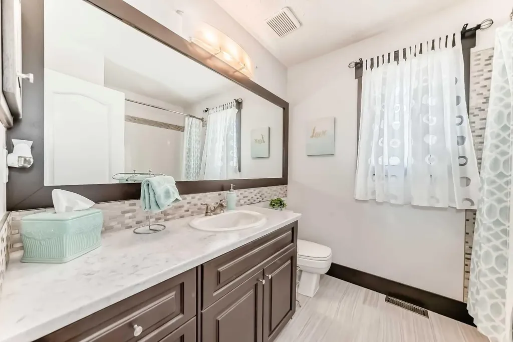 37 Lakeside Greens Close Chestermere AB T1X 1C2