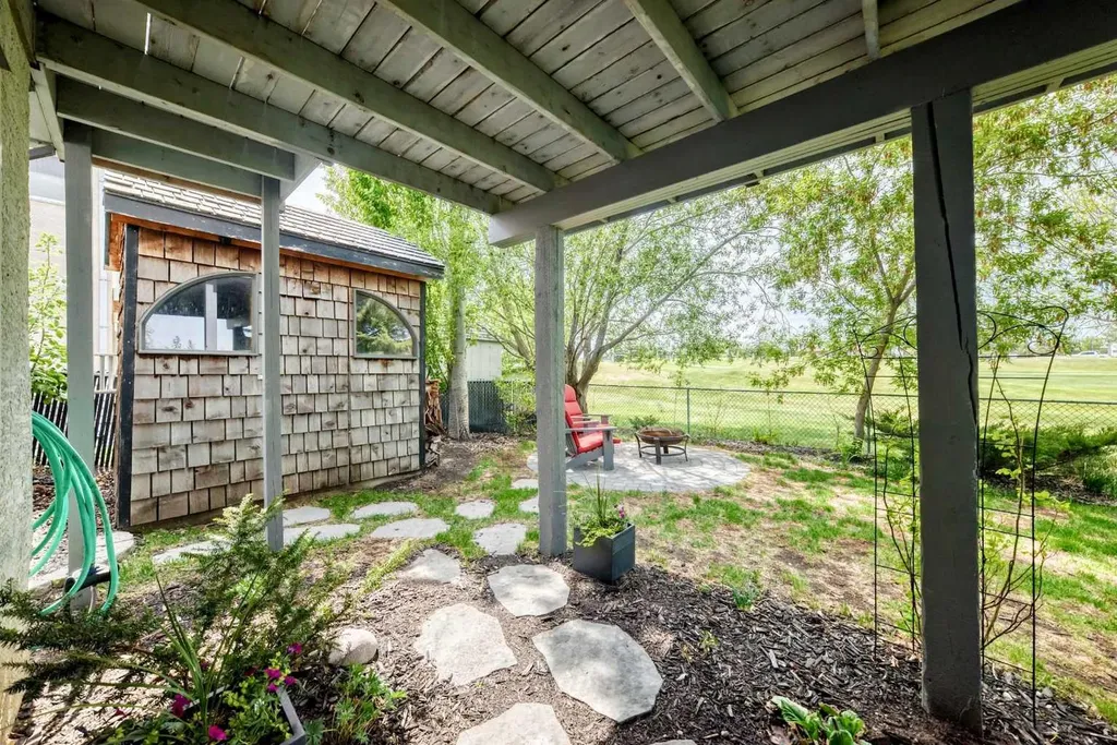37 Lakeside Greens Close Chestermere AB T1X 1C2