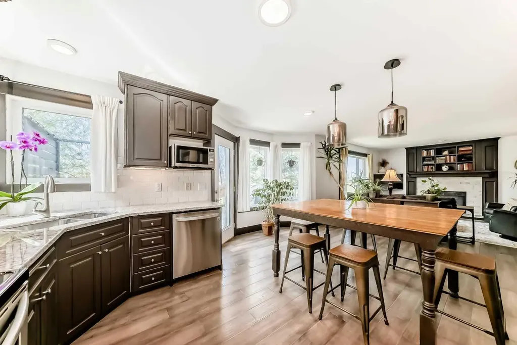 37 Lakeside Greens Close Chestermere AB T1X 1C2