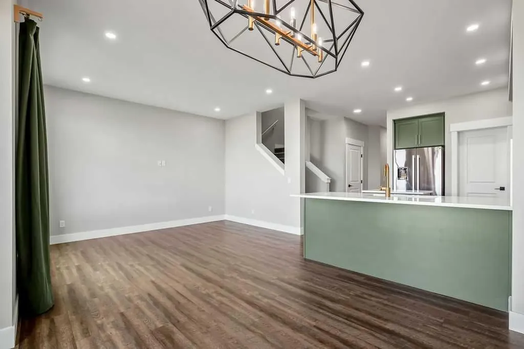 127 Creekstone Park SW Calgary AB T2X 5E9