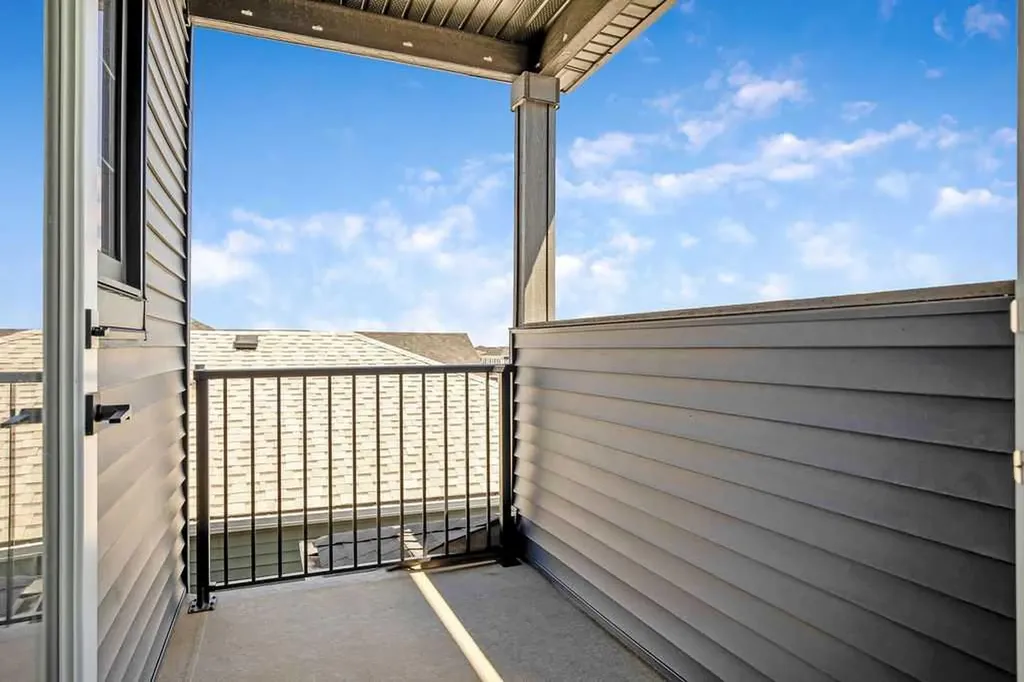 127 Creekstone Park SW Calgary AB T2X 5E9