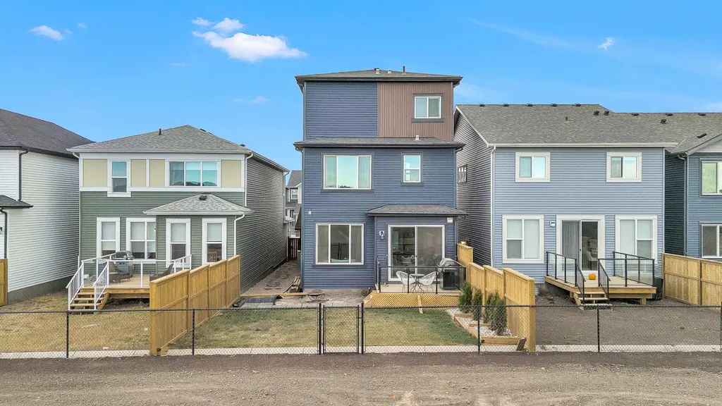 127 Creekstone Park SW Calgary AB T2X 5E9