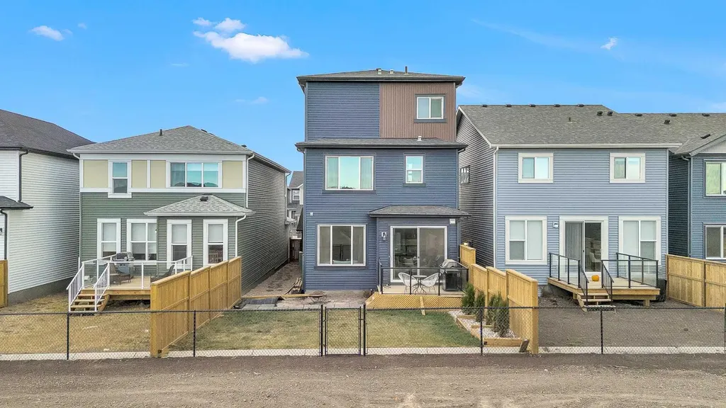 127 Creekstone Park SW Calgary AB T2X 5E9