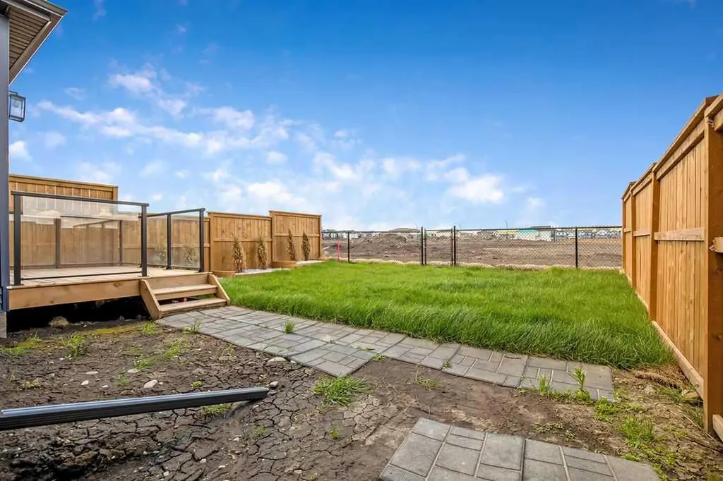 127 Creekstone Park SW Calgary AB T2X 5E9