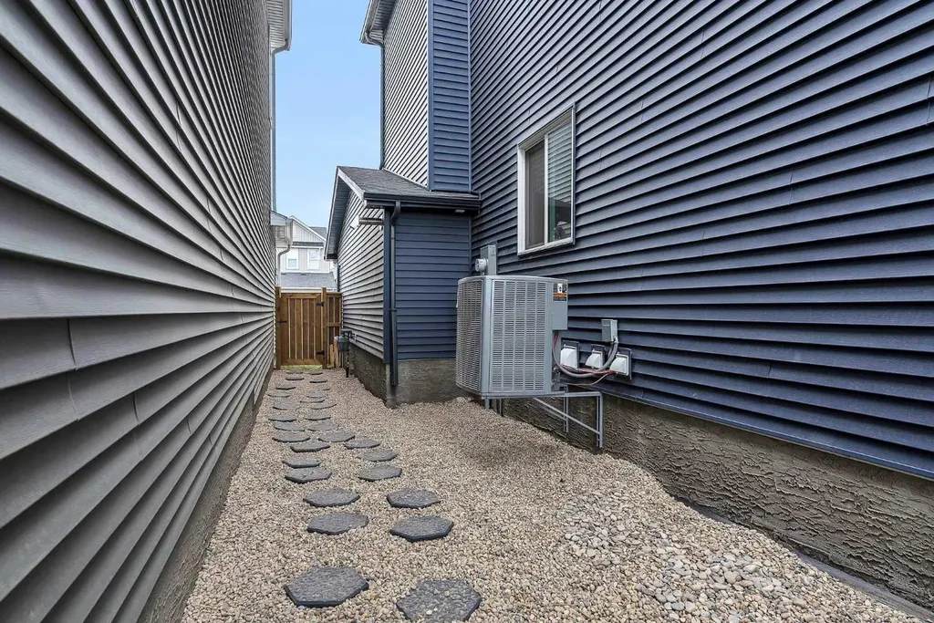 127 Creekstone Park SW Calgary AB T2X 5E9