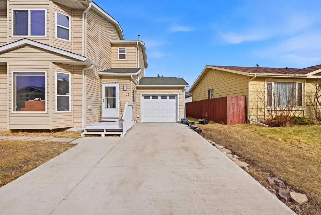 172 Castlebrook Road NE Calgary AB T3J 1P1
