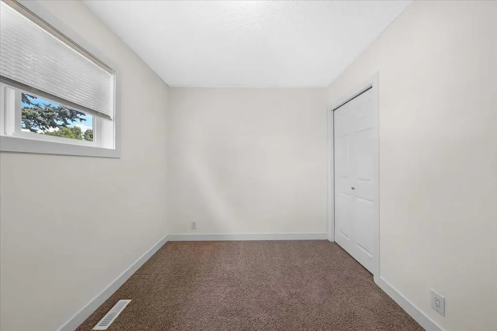 61 Falmere Way NE Calgary AB T3J 2Y7