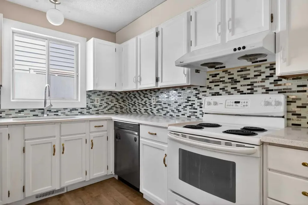 252 Erin Woods Drive SE Calgary AB T2B 3B9