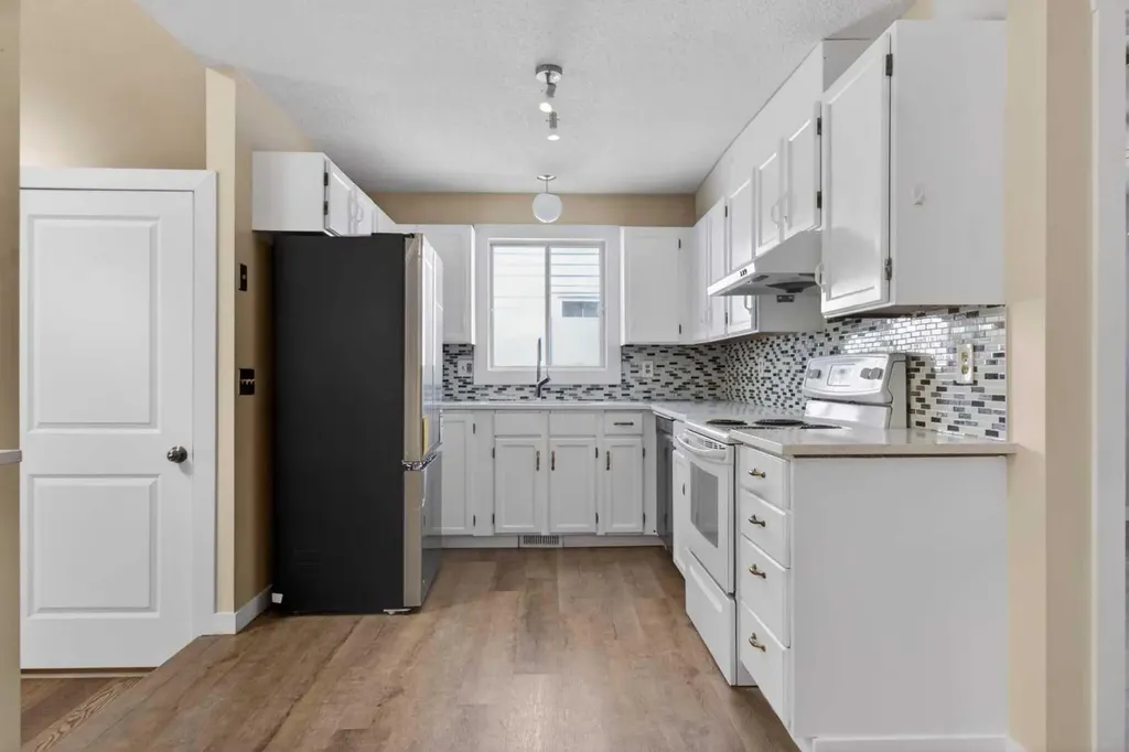 252 Erin Woods Drive SE Calgary AB T2B 3B9
