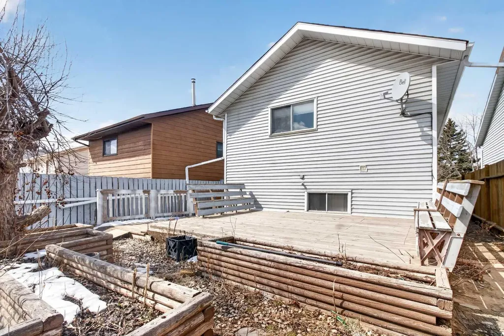 252 Erin Woods Drive SE Calgary AB T2B 3B9