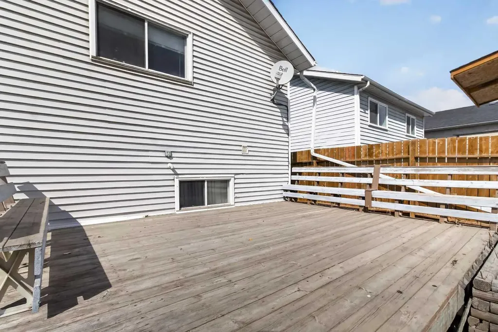 252 Erin Woods Drive SE Calgary AB T2B 3B9