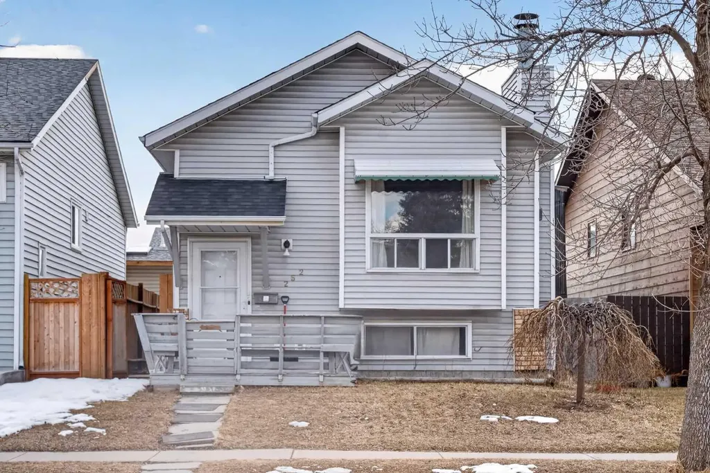 252 Erin Woods Drive SE Calgary AB T2B 3B9