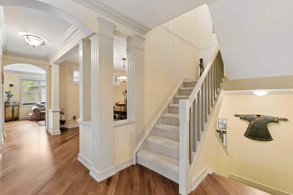 206 Paliswood Park SW Calgary AB T2V 5J4