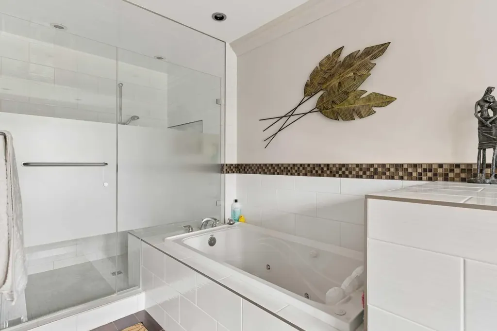 206 Paliswood Park SW Calgary AB T2V 5J4