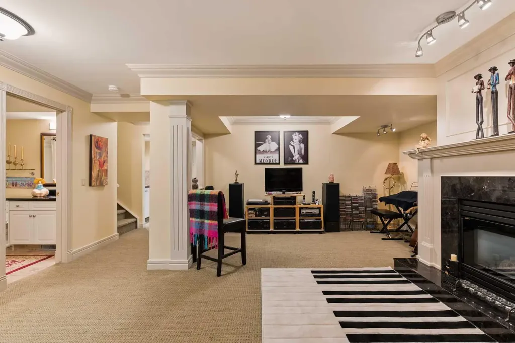 206 Paliswood Park SW Calgary AB T2V 5J4