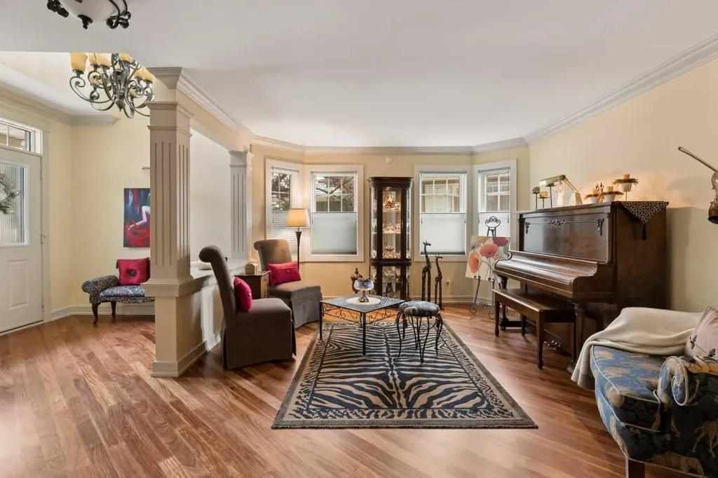 206 Paliswood Park SW Calgary AB T2V 5J4