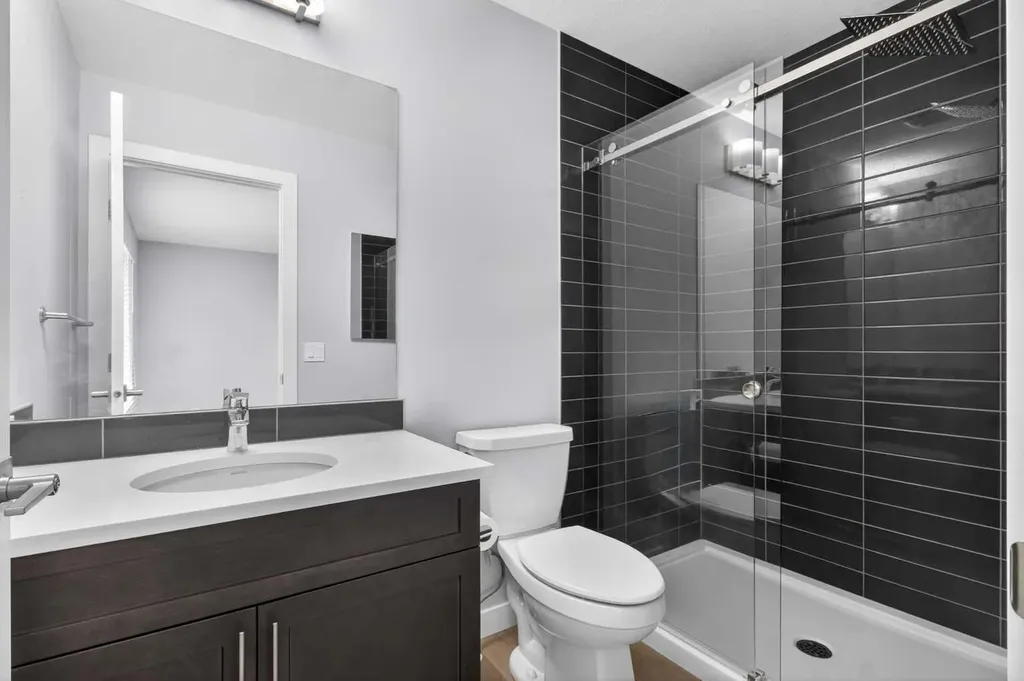 124 Chelsea Glen Chestermere AB T1X 2P4