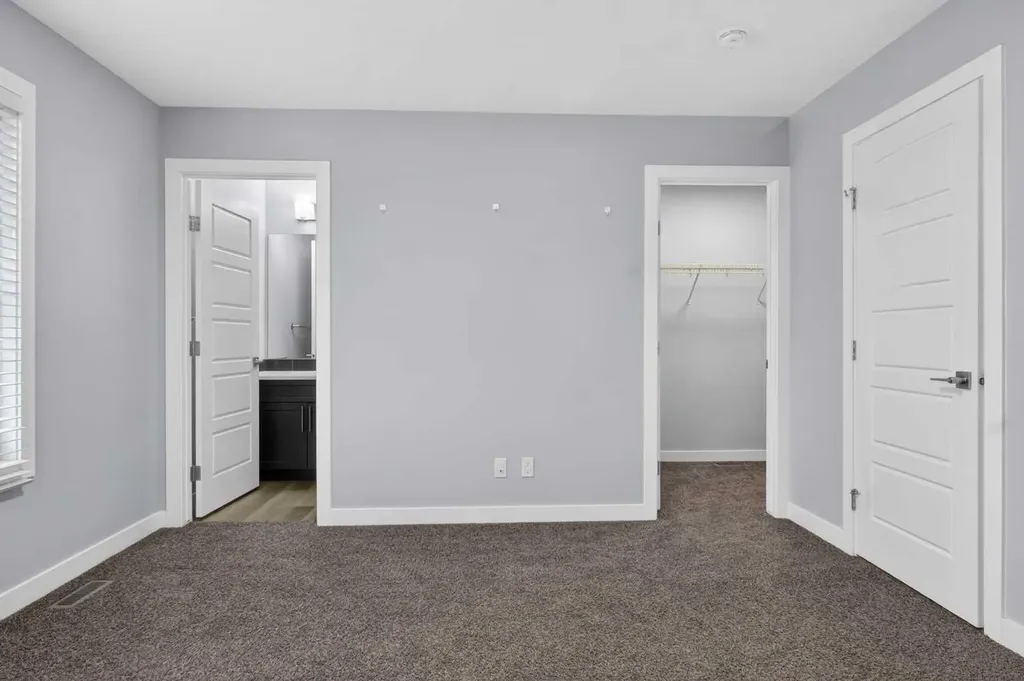 124 Chelsea Glen Chestermere AB T1X 2P4