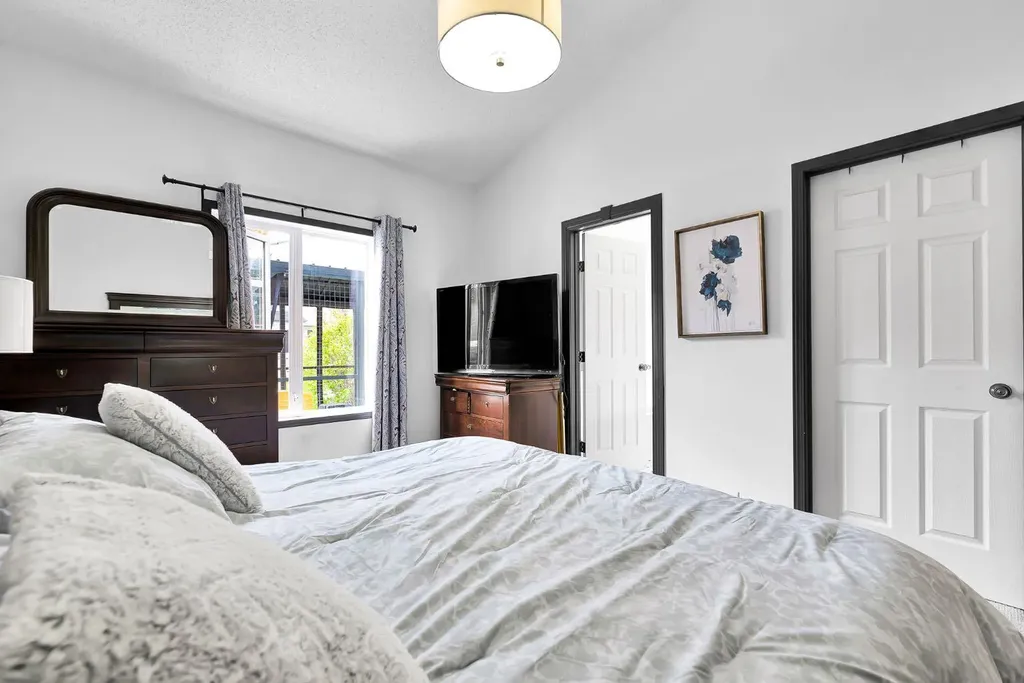 9 Chaparral Villas SE Calgary AB T2X 3N2